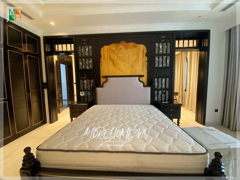 Nội thất Morehome đã thi công một giường ngủ gỗ tự nhiên phong cách Indochine với các chi tiết sắc nét và tinh tế, tạo nên một không gian thẩm mỹ cao cùng với sự nghỉ ngơi thoải mái cho gia chủ.
